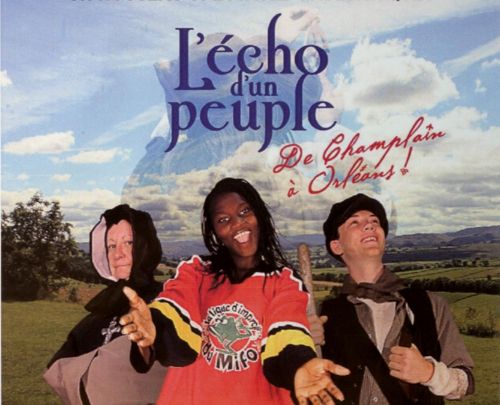 Affiche en couleur dont l’élément clé est la photographie en couleur de trois personnages : une femme d’âge mûr portant un costume de religieuse noir et taupe, une jeune femme noire vêtue d’un maillot de sport rouge et un jeune homme portant des vêtements typiques du début du XXe siècle. Le texte de l’affiche est dactylographié en français. Au bas de l’affiche figurent les logos de onze organismes commanditaires. Le fond de l’affiche est un paysage de campagne avec, en superposition, le buste d’un explorate