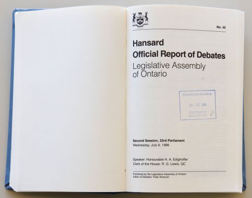 Document imprimé. Les armoiries de l’Ontario figurent en haut de la page couverture; au centre, le titre du document est inscrit en gras, en anglais. Une estampille de bibliothèque à l’encre bleue. Le texte des autres pages présente les interventions en deux colonnes, avec indication de l’heure. Le nom de l’intervenant figure en gras, avec son titre entre parenthèses lors de sa première intervention. Les interventions sont reproduites dans la langue originale.