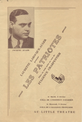 Programme d’une pièce de théâtre imprimé, en français. Dans le coin gauche de la page couverture, une photo en noir et blanc d’un homme d’âge moyen en costume et cravate, vu de trois quarts. Figurent aussi le titre de la pièce, l’auteur du texte, le metteur en scène, le producteur, le lieu et les dates des représentations. Le reste du programme inclut un résumé de la pièce en trois actes et la distribution.