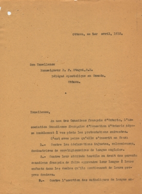 Brouillon d’une lettre dactylographiée, en français, sur des feuillets jaunis. La lettre se présente comme une liste de six doléances, suivies d’un rappel de la « filiale soumission » de son auteur à la Sainte Mère l’Église. Elle inclut le nom du destinataire et la fonction du signataire.