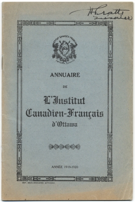 Page couverture d’un imprimé en français sur carton bleu. Le titre du document figure au centre de la page, entouré d’une bordure décorative. Les armoiries de l’organisme sont imprimées en haut de la page. Des mots illisibles sont écrits à l’encre noire, dans le coin supérieur droit.