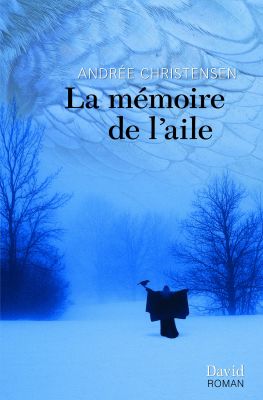 Page couverture d’un imprimé, en français. Sur fond  bleu, image d’une jeune femme  vêtue d'un vêtement ample, de dos, les bras en croix. Un  corbeau est perché sur sa main gauche.  À la lisière d'une forêt, en hiver. Les plumes de l'aile d'un oiseau font office de couvert nuageux. Le titre du roman et le nom de son auteur figurent en haut de la page.