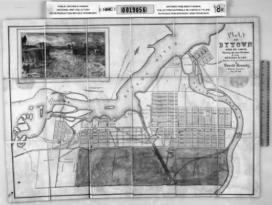 Plan en noir et blanc du tracé des rues et du réseau hydrologique. Le texte, dactylographié en anglais, comprend le nom de l’arpenteur. Le plan est accompagné d’une image en noir et blanc d’un pont surplombant une rivière.