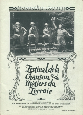Page couverture d’un imprimé, en français. Le nom de l’événement figure en grosses lettres au centre de la page, entouré d’un cadre décoratif.  En haut de la page, une photographie en noir et blanc de quatre hommes d’âge mûr portant salopette, chemises à carreaux et chapeaux, en train de chanter sur une scène extérieure improvisée. Au bas, le nom des parrains de l’événement.