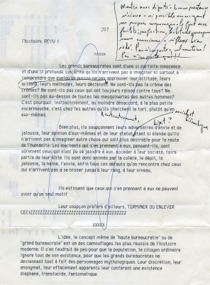 Manuscrit dactylographié en français, avec annotations à la main à l’encre noire.  Le texte est en deux parties, séparées par une série de « X ».  La partie du haut est biffée en bleu.