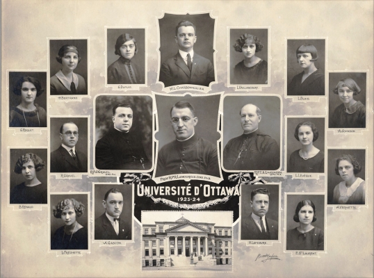 Tableau composé de dix-sept photographies en noir et blanc prises en studio. Onze femmes, quatre hommes et deux religieux. Leur nom figure sous le cadre blanc qui entoure chaque photographie. Au bas du tableau, au centre, une photographie d’un édifice imposant, à quatre étages avec des colonnes. Au-dessus, une indication : Université d’Ottawa, 1921-1924.