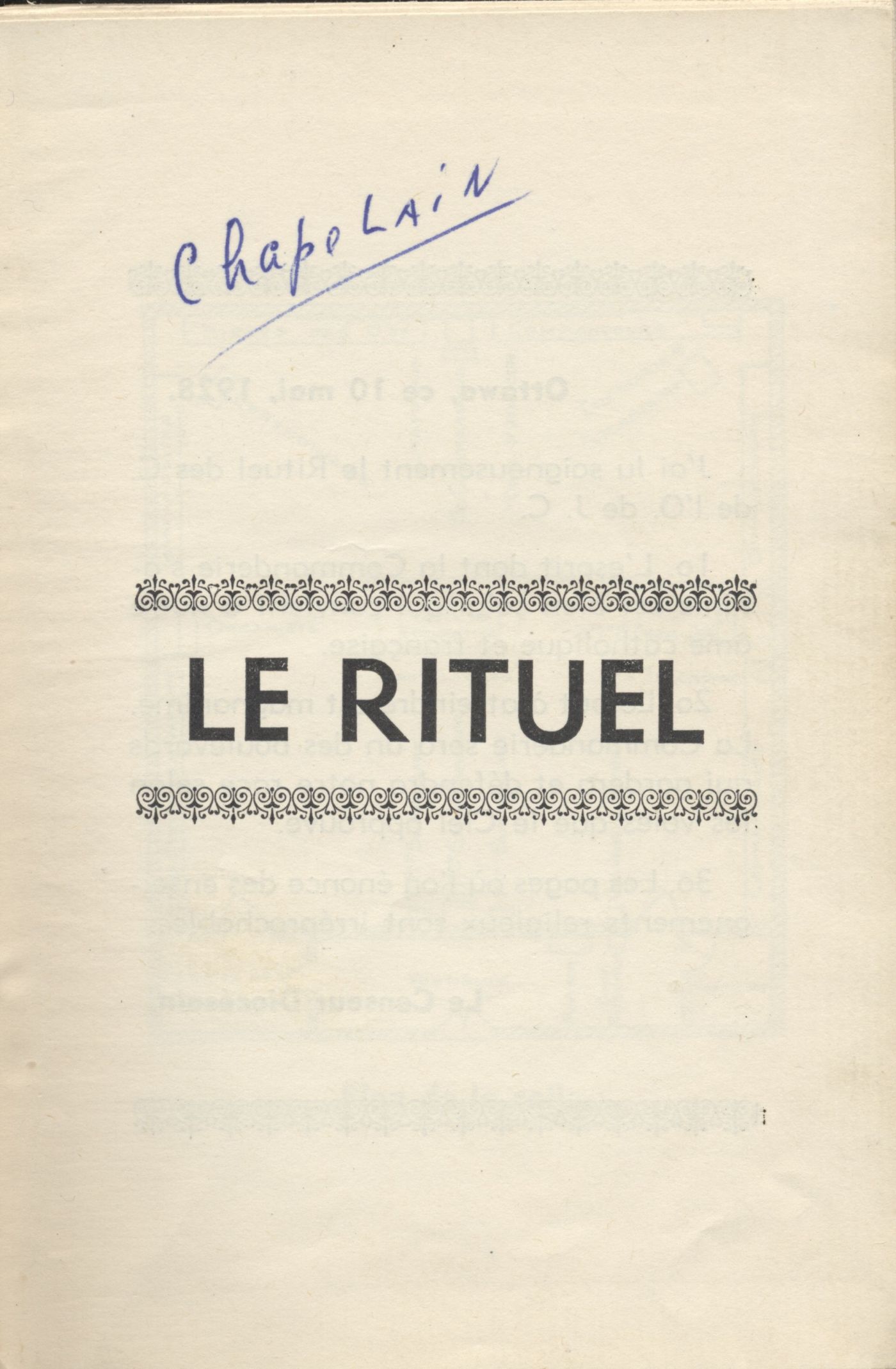 Document imprimé, en français. La page couverture ne comporte qu’un titre, inséré entre deux bordures décoratives. Le mot « chapelain » est inscrit à la main, à l’encre bleue en haut de la page. Le document inclut trois remarques du censeur diocésain, en date du 10 mai 1928, ainsi que le plan détaillé d’une salle et de la place occupée par différents intervenants.