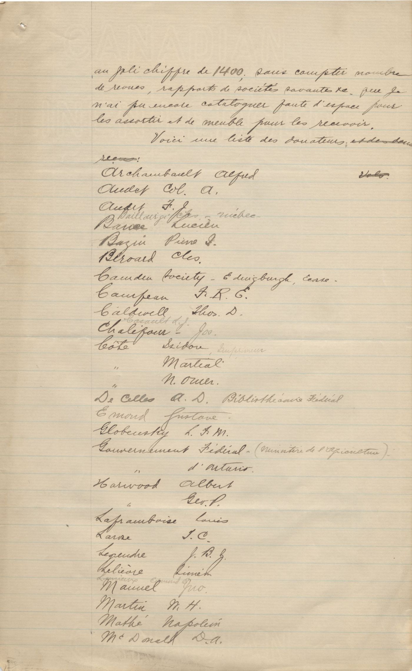 Rapport écrit à la main en français, avec corrections et ajouts au crayon. Il inclut une liste des donateurs et une liste des journaux et revues qui font partie de la collection. Il est signé par le bibliothécaire, à Ottawa, en octobre 1897.