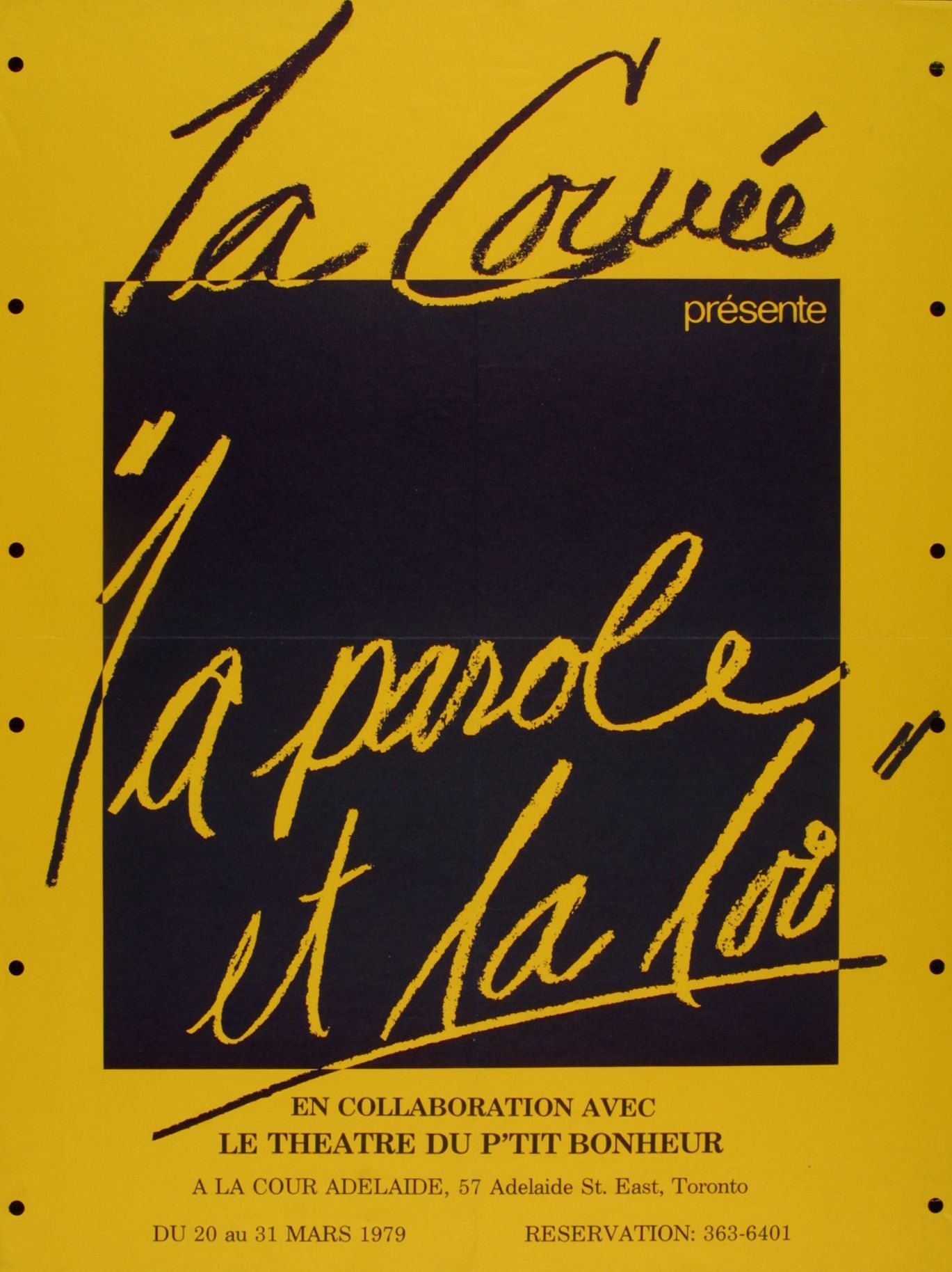 Affiche, en français. Sur fond jaune moutarde, un carré noir où figurent le nom de la troupe et le titre de la pièce en écriture cursive, noire et jaune moutarde en fonction de la couleur de l’arrière-plan. Les détails de l’événement sont imprimés au bas de l’affiche.