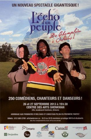 Affiche en couleur dont l’élément clé est la photographie en couleur de trois personnages : une femme d’âge mûr portant un costume de religieuse noir et taupe, une jeune femme noire vêtue d’un maillot de sport rouge et un jeune homme portant des vêtements typiques du début du XXe siècle. Le texte de l’affiche est dactylographié en français. Au bas de l’affiche figurent les logos de onze organismes commanditaires. Le fond de l’affiche est un paysage de campagne avec, en superposition, le buste d’un explorate