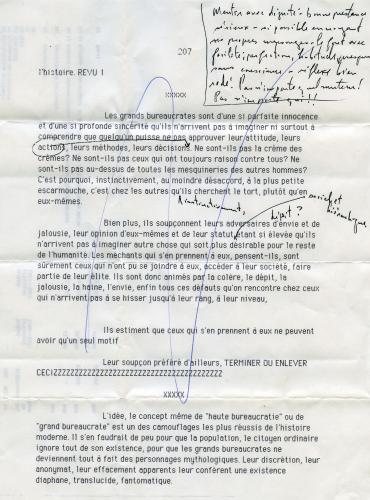 Manuscrit dactylographié en français, avec annotations à la main à l’encre noire.  Le texte est en deux parties, séparées par une série de « X ».  La partie du haut est biffée en bleu.